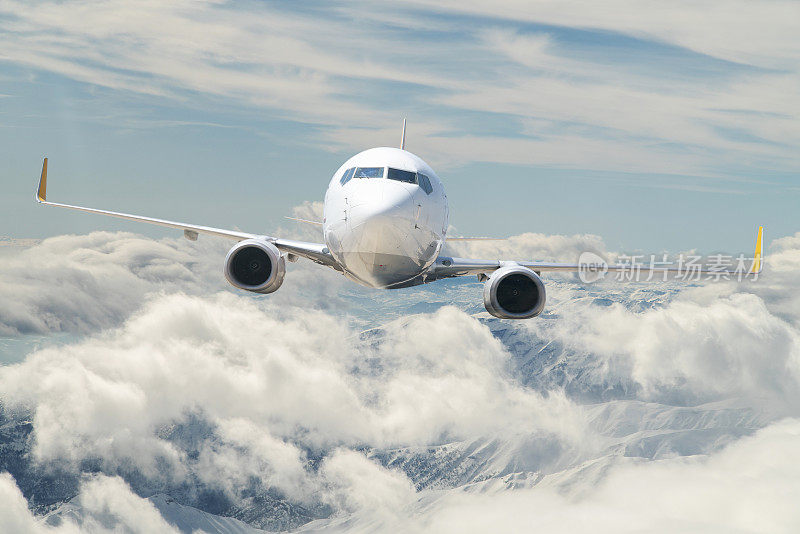 客机在云层上空飞行