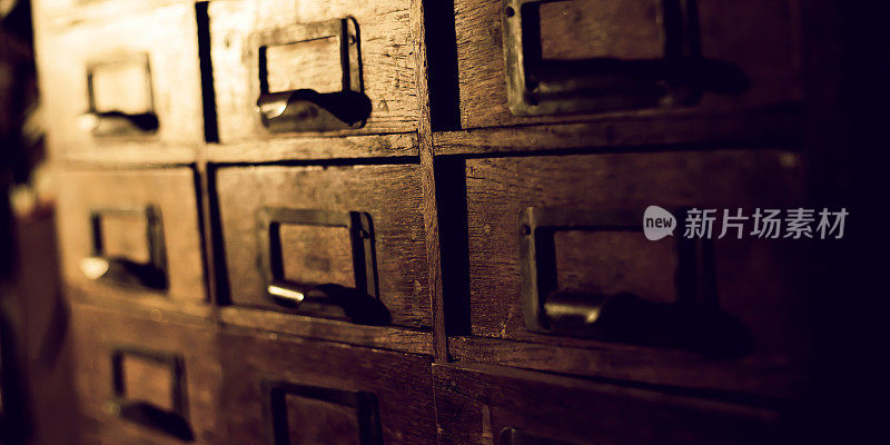 旧木衣橱，小抽屉用于存放信件，复古复古保险箱，独有的19世纪手工小衣橱