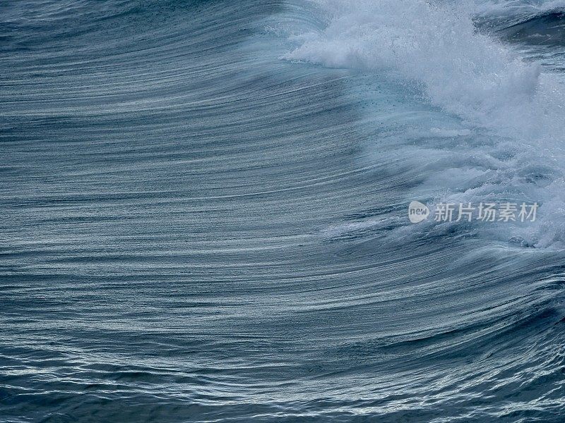 海浪顶破和泡沫