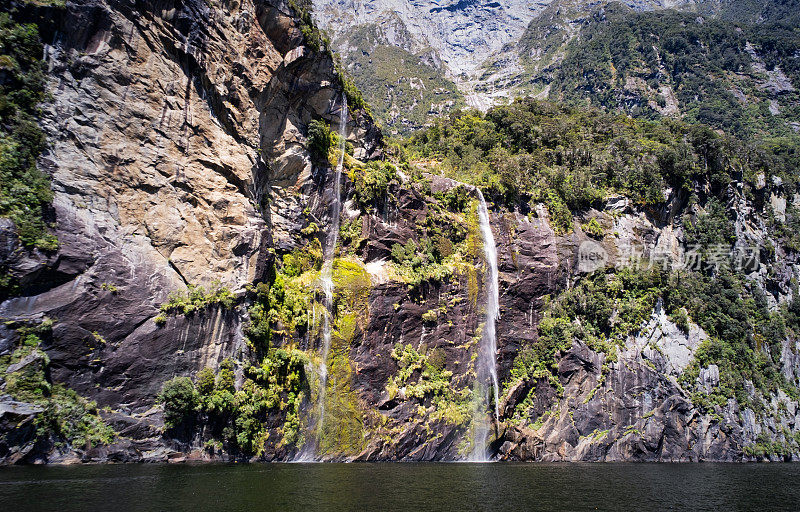 新西兰米尔福德湾的瀑布