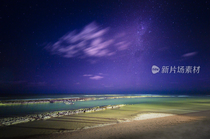 巴西巴伊亚的夜空和海滩星星景观上的银河系