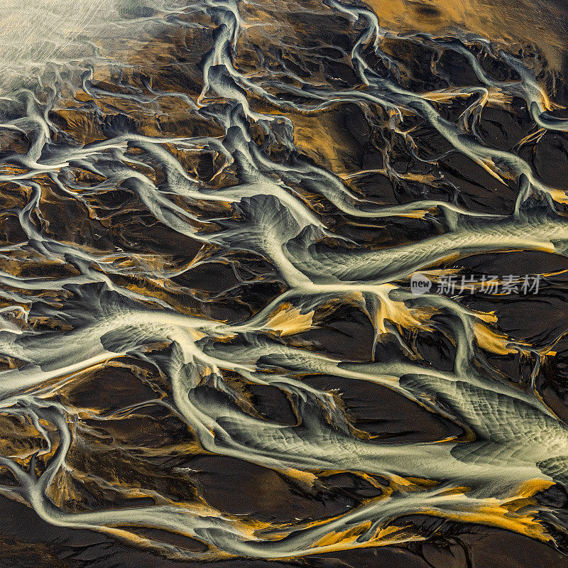 这是一架直升机拍摄到的冰岛冰川河流