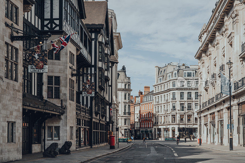 在英国伦敦的Soho，空荡荡的大马尔伯勒街，关门的商店和自由百货商店前面。