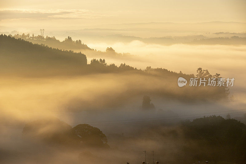在西班牙加利西亚A地区日出时的雾霭景观Coru?a