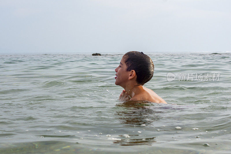 男孩夏天的乐趣在海上