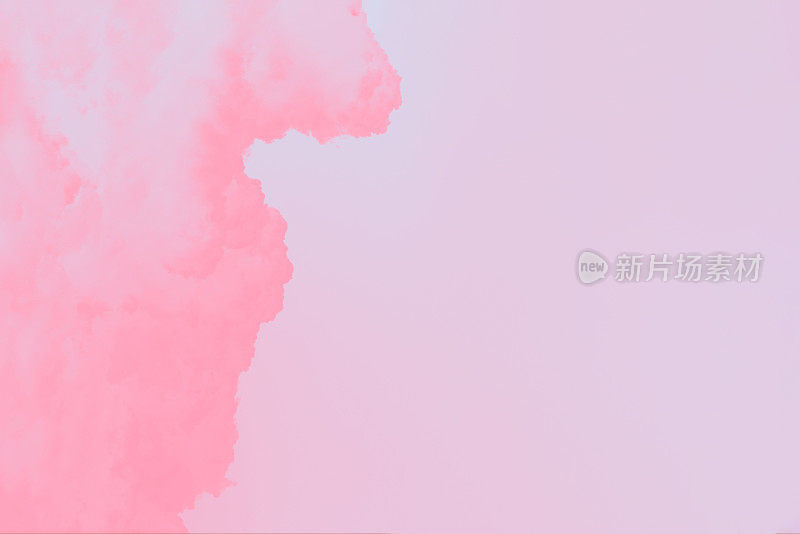 模糊的粉红云在淡粉色的天空背景，复制空间