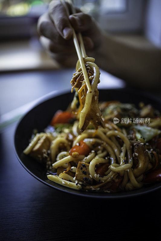 亚洲素食炒菜——照烧面碗