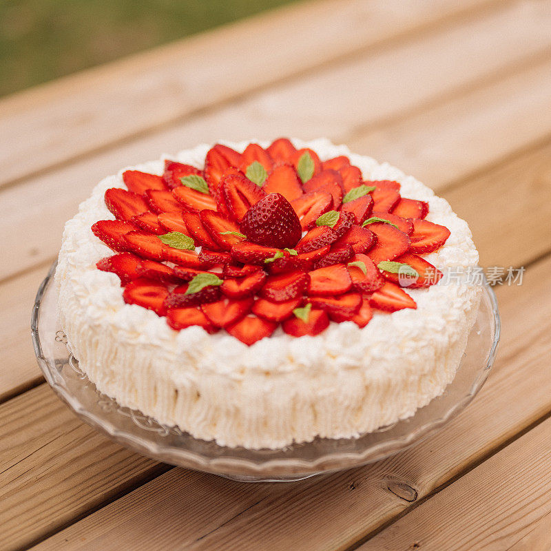 草莓蛋糕是夏季户外典型的奶油蛋糕