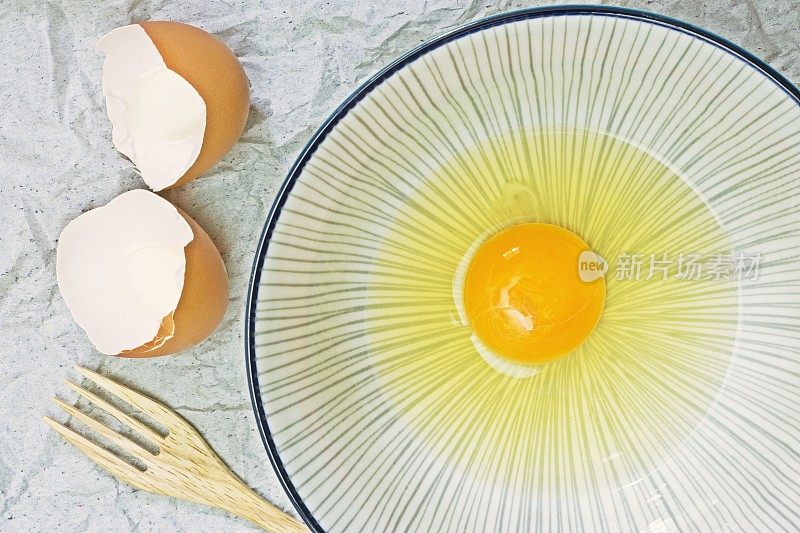 蛋清和蛋黄放入碗中。