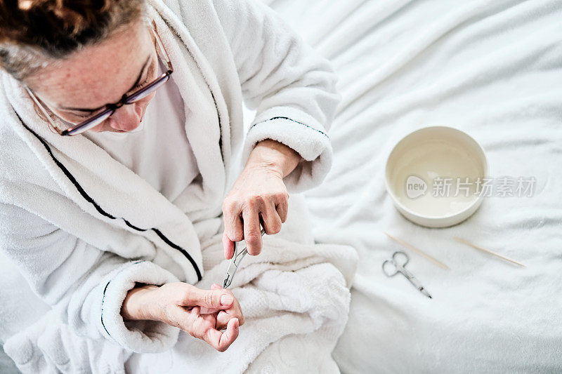 成熟女人在家护理指甲