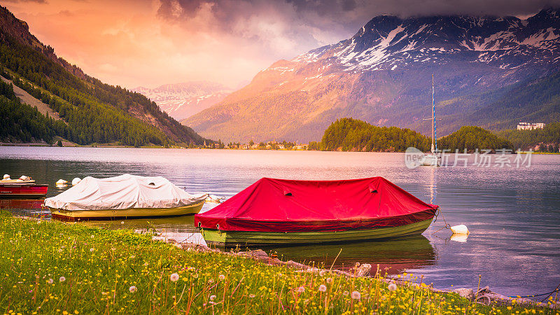 阿尔卑斯山的风景，日落时西尔瓦普拉纳湖上的船只和帆船-恩加丁-瑞士