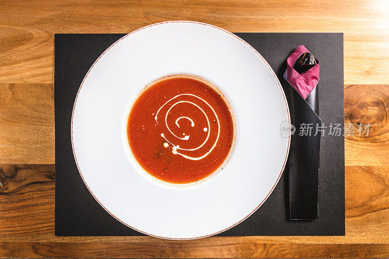 木桌上放着番茄汤