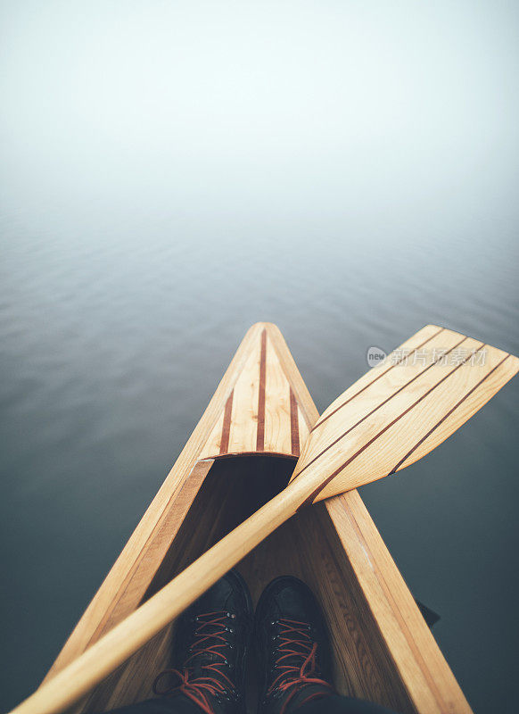 独木舟在雾霾中低头划桨