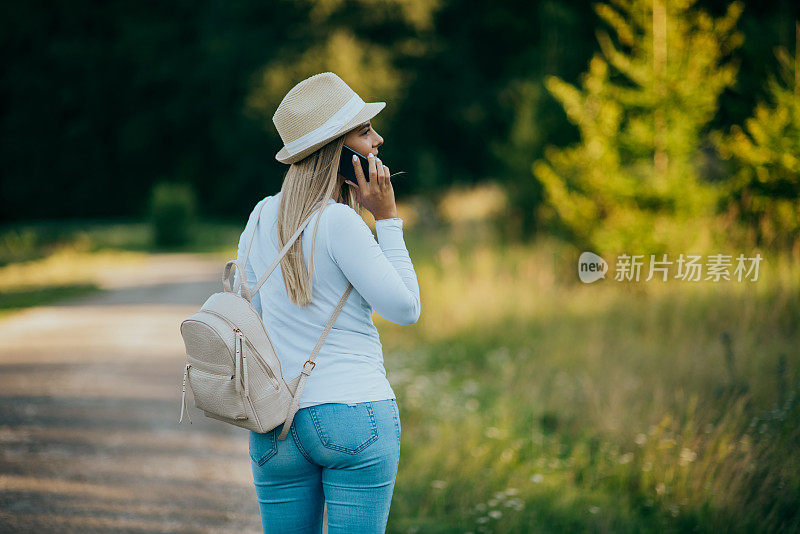 快乐的女人在山中徒步旅行