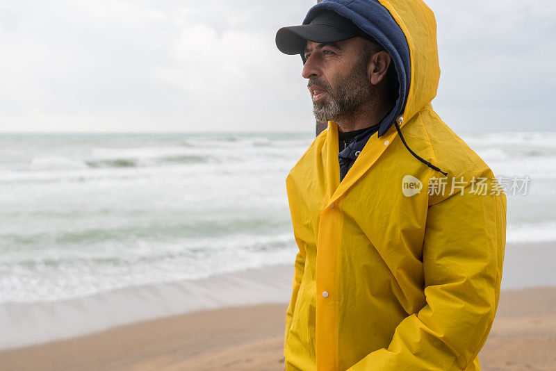 下雨天沙滩上的男人