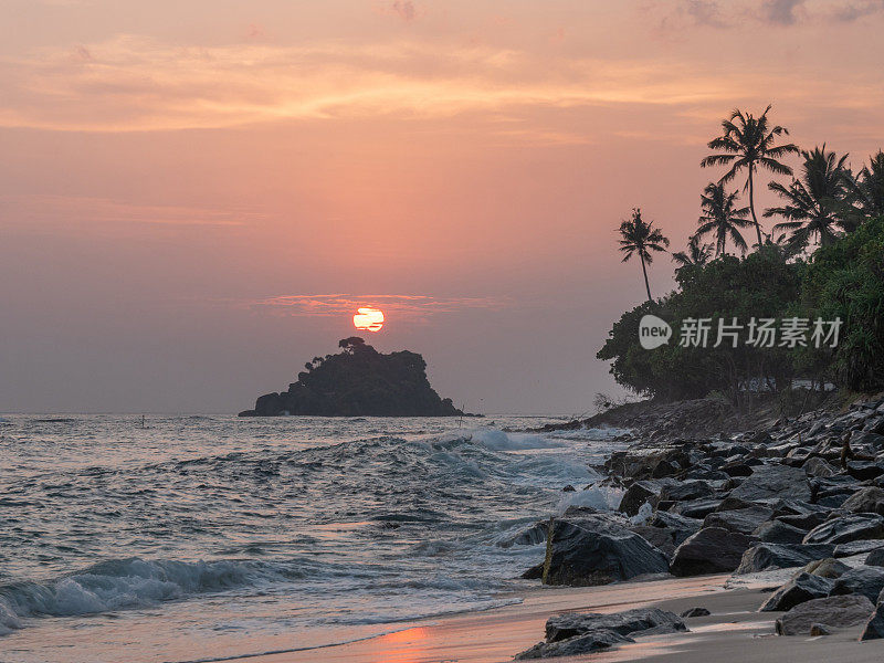 夕阳西下，在一个田园诗般的热带气候，斯里兰卡的海滩