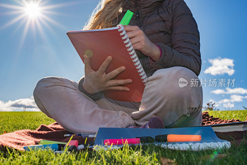 女学生户外学习的特写