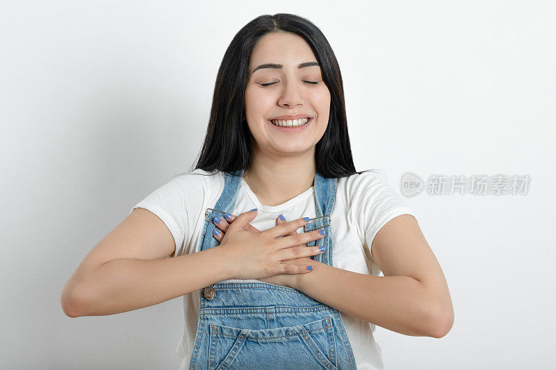 友好的年轻女子感到感动