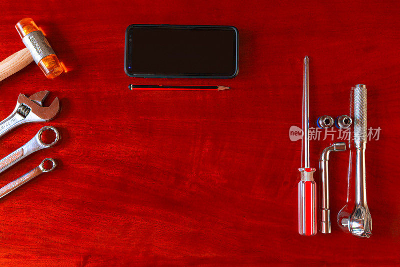 平铺的选择手工具和一串钥匙在一个闪亮，高度纹理红木桌子-复制空间。