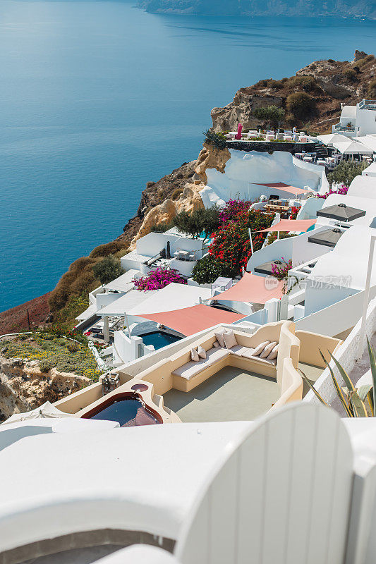 白色的圣托里尼岛的背景。建筑和大海。希腊,圣托里尼岛的名片。