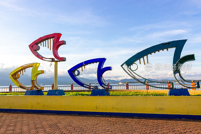 菲律宾巴拉望，鱼对着天空的雕塑