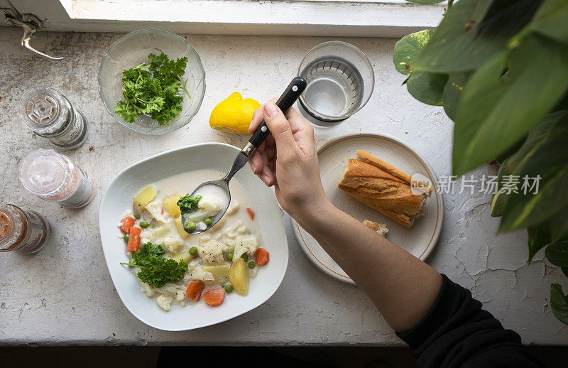 吃素食奶油蔬菜汤