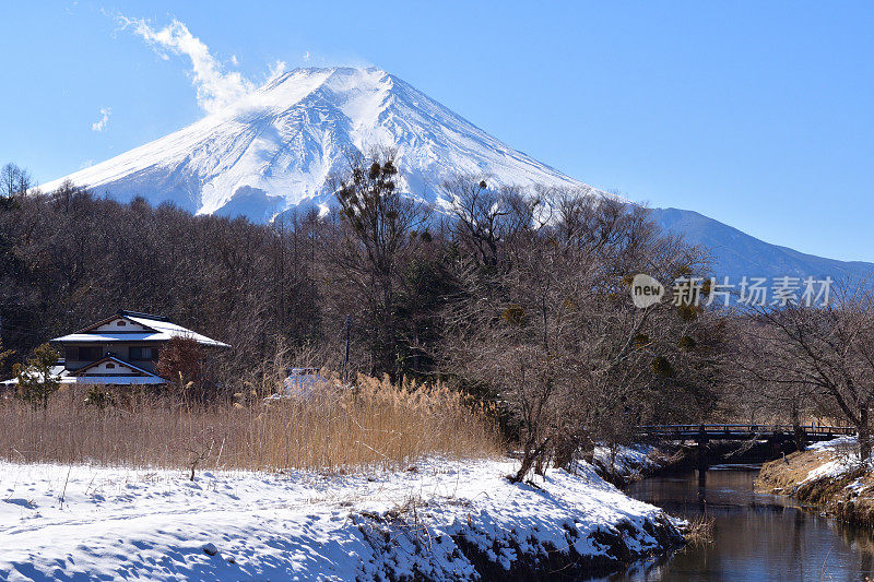 白雪皑皑的富士山与农场:山梨县大野hakkai的景色