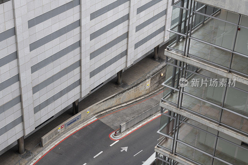 开普敦有公路和市中心，夜间