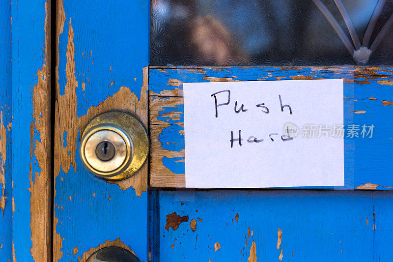 风化蓝门上的标志:“用力推”