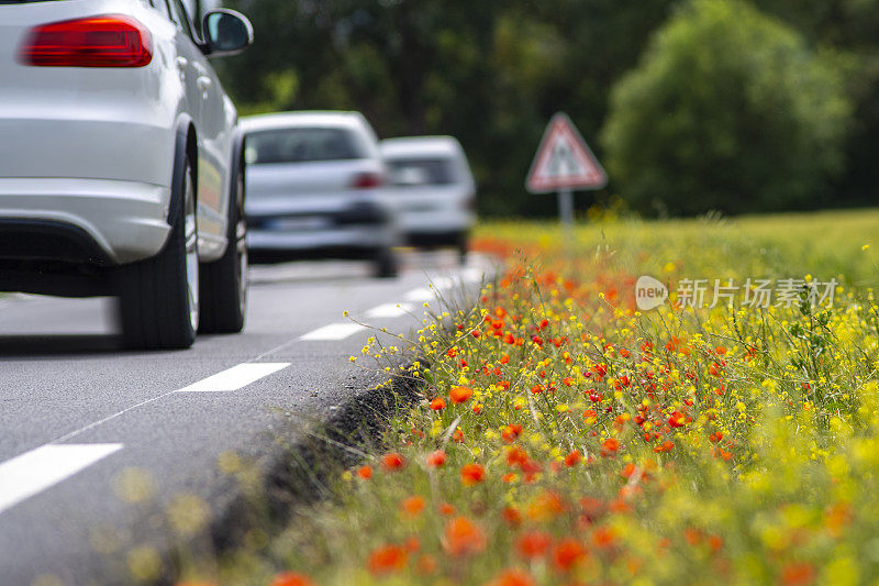 道路交通在一条小路上