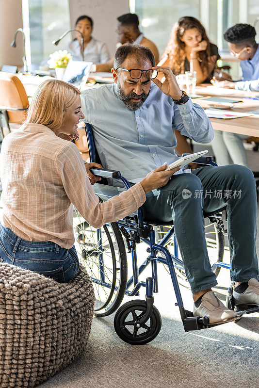残疾商人与同事讨论