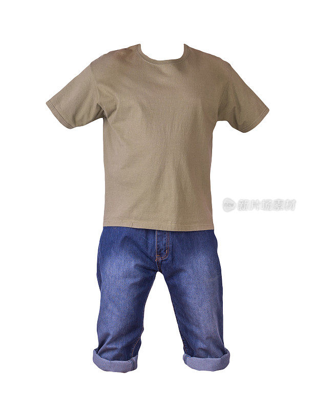 牛仔布深蓝色短裤和t恤孤立在白色背景。