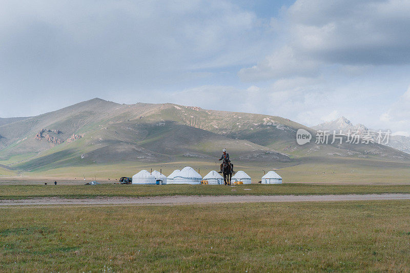 帐篷附近骑马的老人的肖像