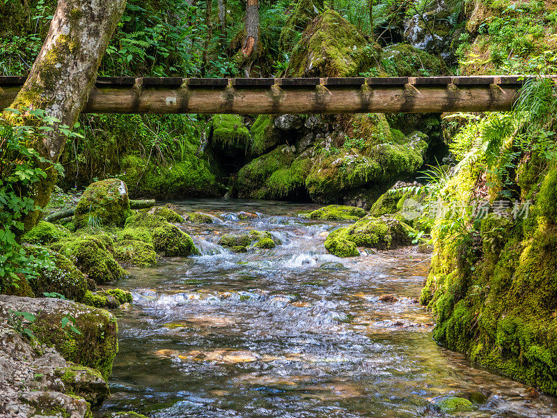 木制人行桥横跨山溪流水