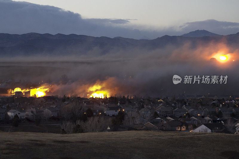 世界末日的野火烧毁了科罗拉多州博尔德市马歇尔市的高级住宅