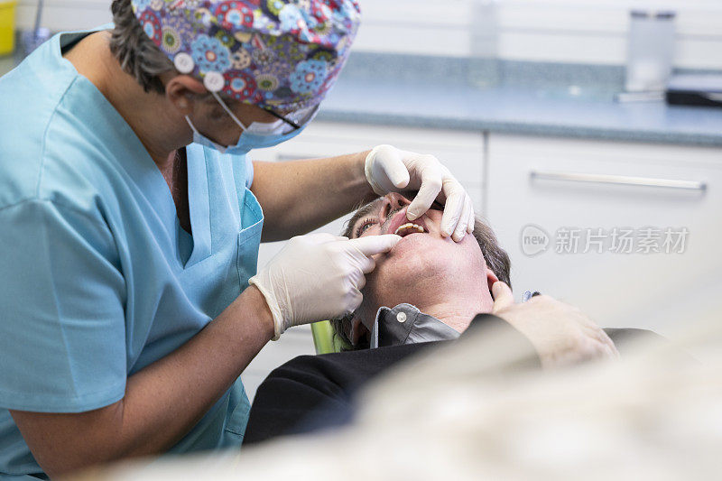 牙科医生在诊所里检查病人
