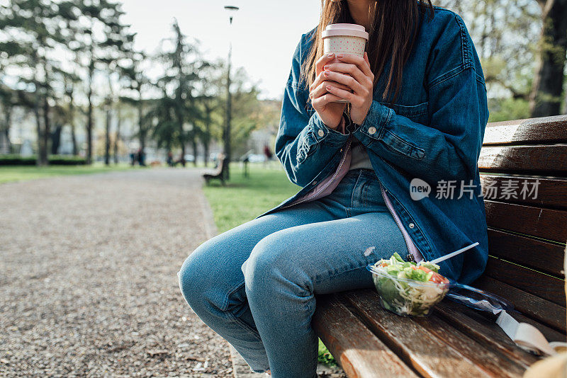 女孩午餐喝咖啡吃沙拉