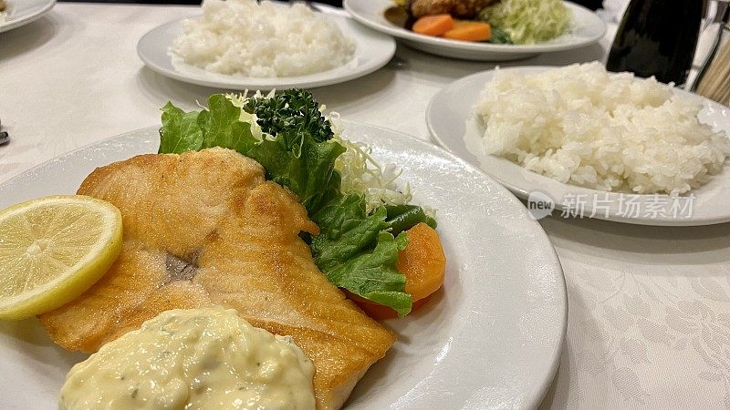 烤三文鱼套餐配米饭