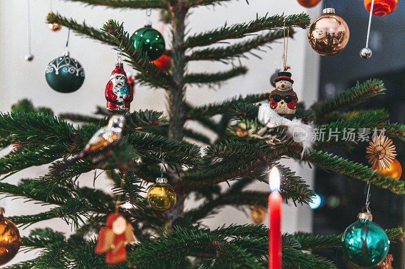 蜡烛在传统装饰的德国圣诞树上燃烧