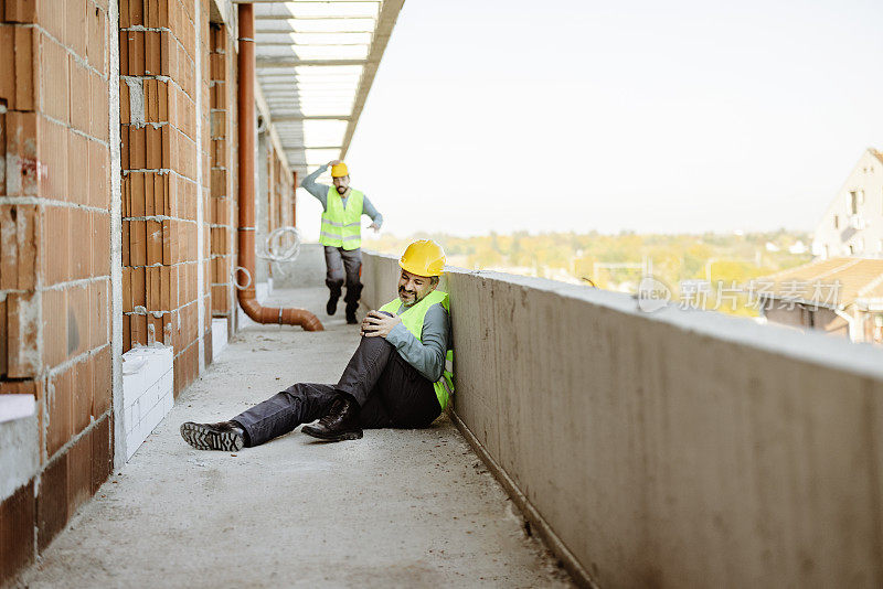 手工建筑工人在建筑工地受伤