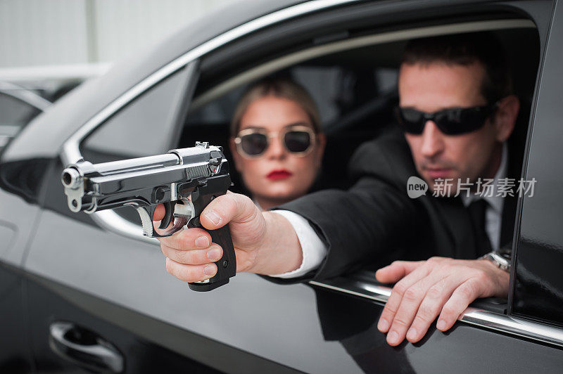 代理保镖用枪保护名人VIP在车里