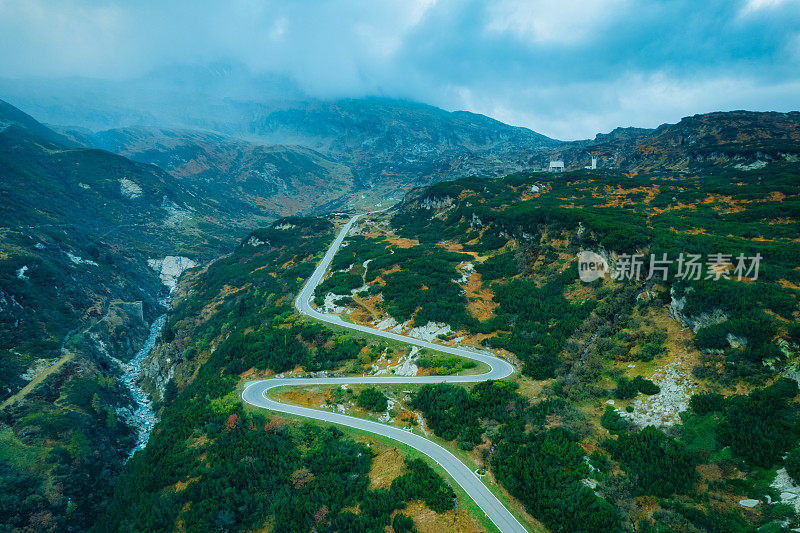 圣贝纳迪诺公路在阿尔卑斯山，瑞士