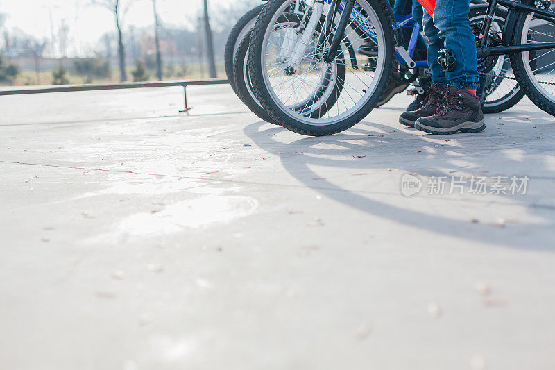 滑板公园里骑着自行车的孩子们