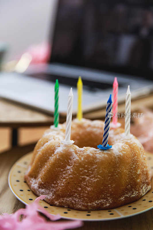 美味的蛋糕和五颜六色的生日蜡烛