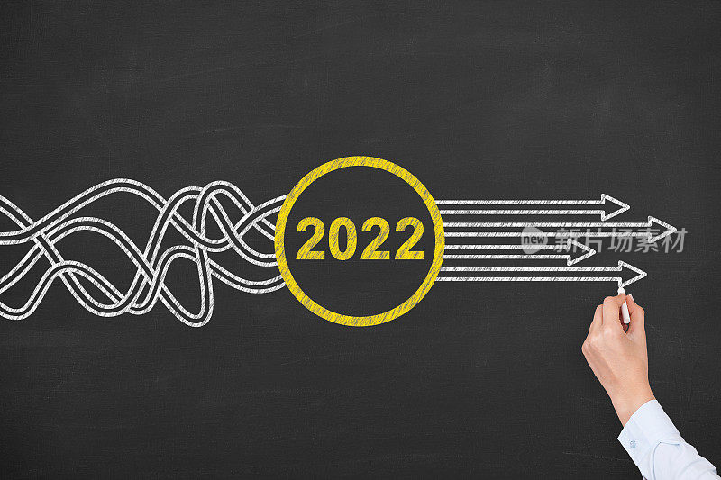 解决方案概念新年2022在黑板背景