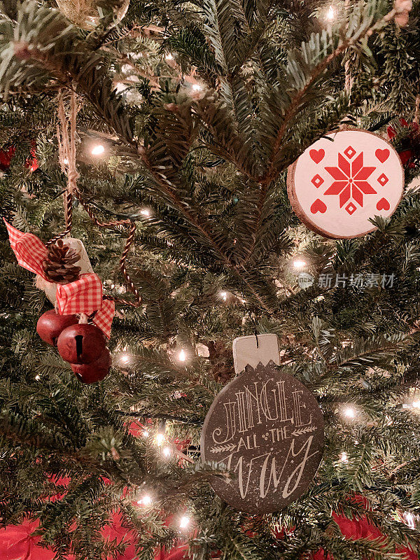 真正的圣诞树与乡村装饰和闪烁的灯
