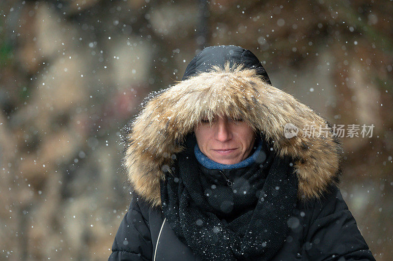 冬天的时间——女人在下雪天走在外面