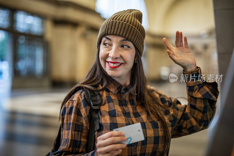 一个漂亮的成熟女人在巴塞罗那的地铁站使用自动取款机