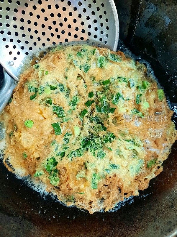 烹饪青蒜蔬菜煎蛋卷-准备食物。