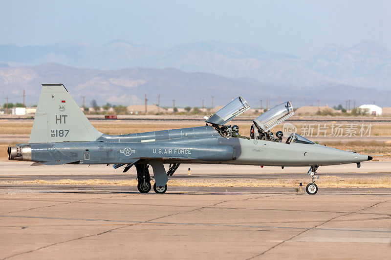 美国空军(USAF)诺斯罗普T-38鹰爪喷气式教练机在亚利桑那州凤凰城-梅萨盖特机场。